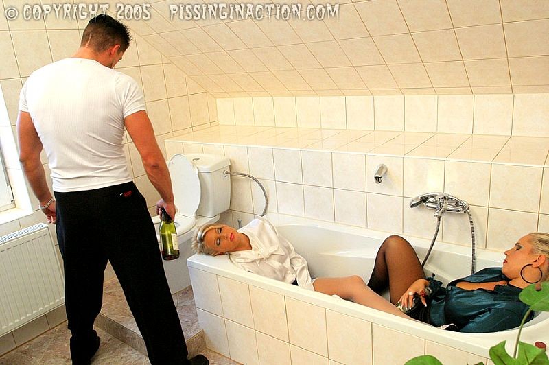 Zwei Blondinen werden von Jungs im Bad angepisst, aber sie pissen zurück
 #73285081