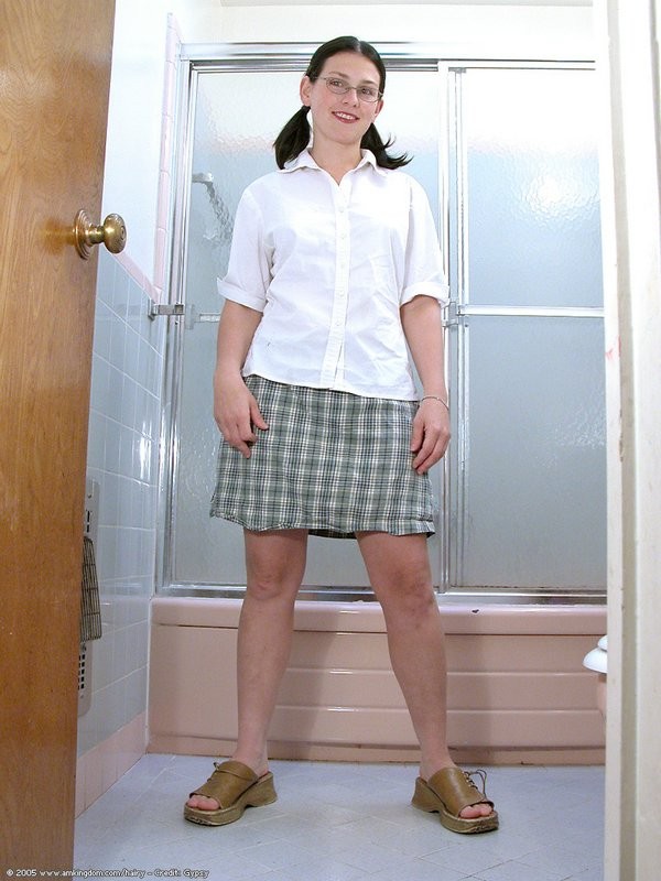 Nikki enlève son uniforme d'écolière et expose un petit cul poilu.
 #70059568