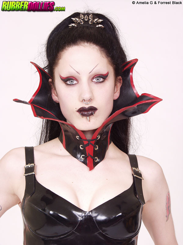 Vampir goth babe posiert in latex
 #73287033