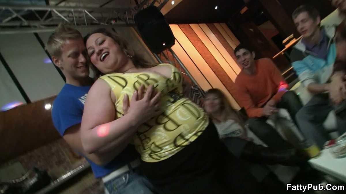 Die schöne bbw Schlampe auf der Party wird nackt mit ihren Freunden und nimmt Schwanz f
 #71771011