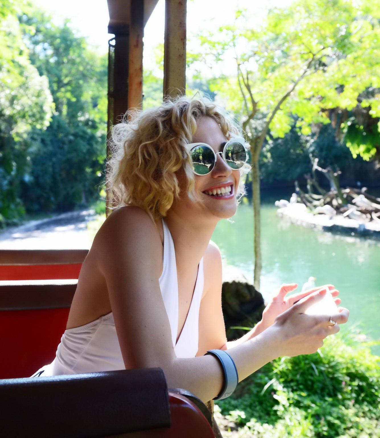 Pixie Lott zeigt Nippelpokies im nassen weißen Badeanzug
 #75142436