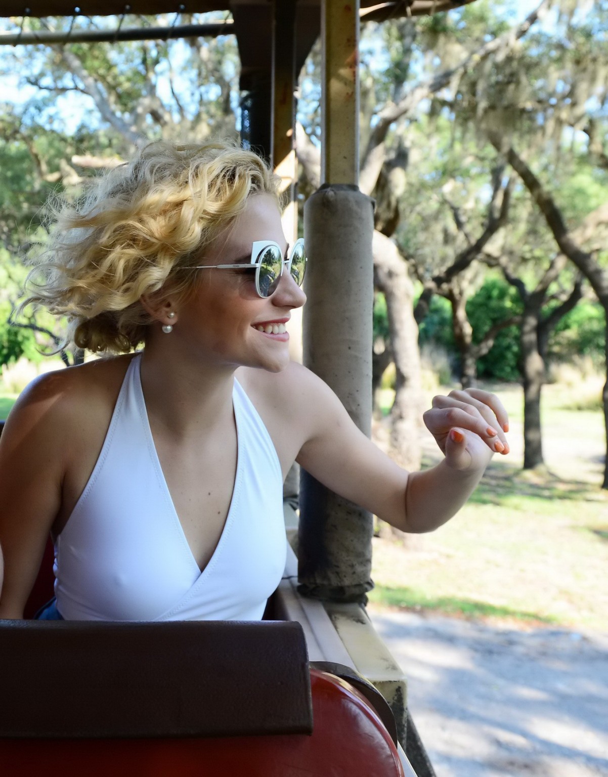 Pixie Lott zeigt Nippelpokies im nassen weißen Badeanzug
 #75142441