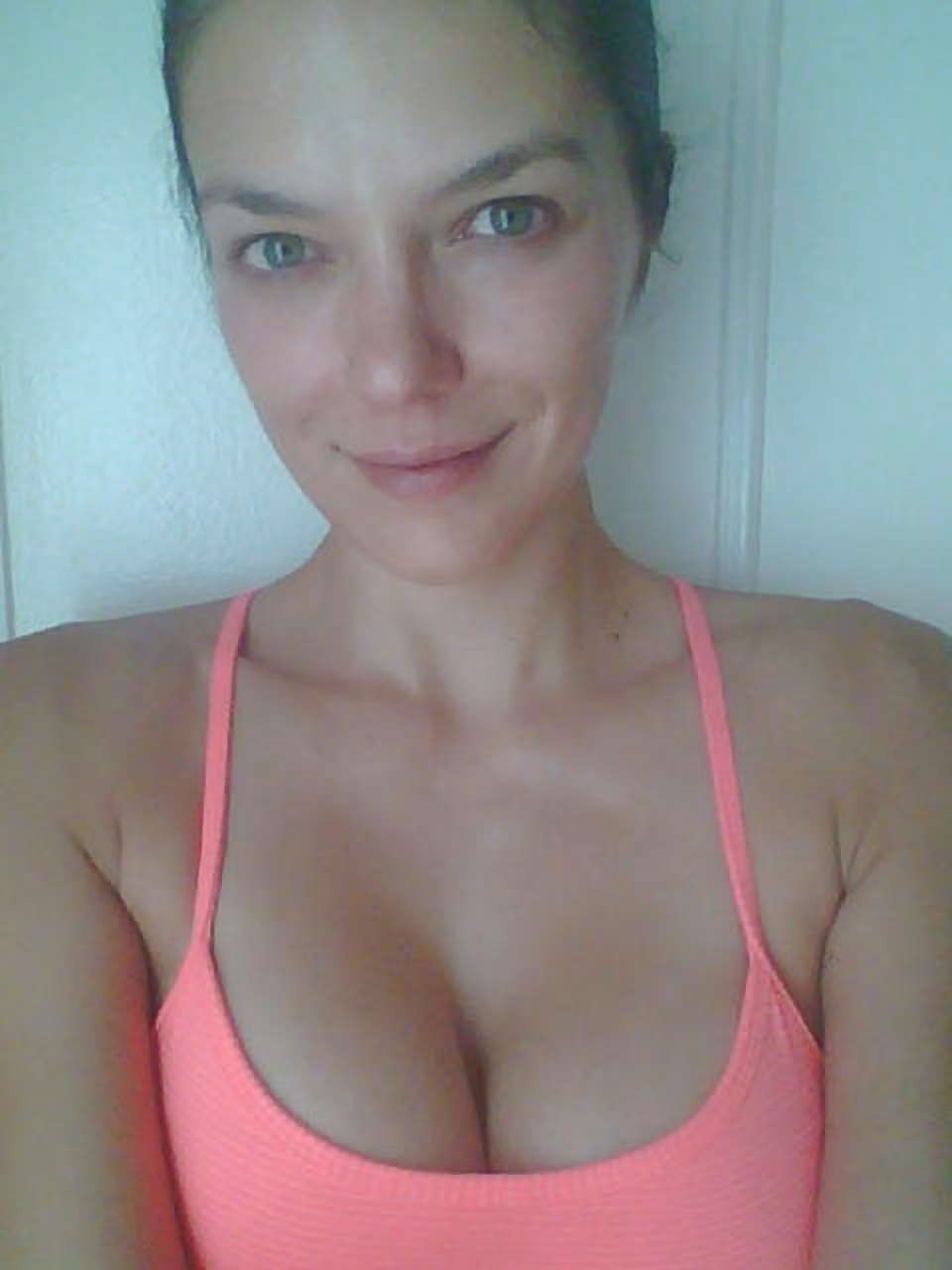 Adrianne Curry posiert völlig nackt auf privaten Fotos
 #75251837