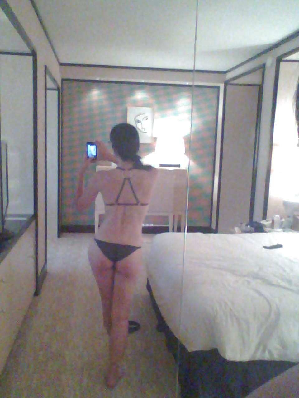 Adrianne Curry posiert völlig nackt auf privaten Fotos
 #75251842