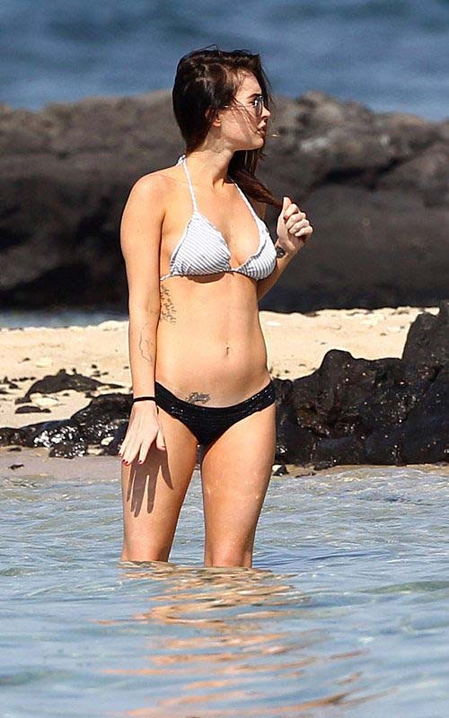 Megan Fox entblößt verdammt sexy Körper und riesige Brüste im Bikini
 #75273214