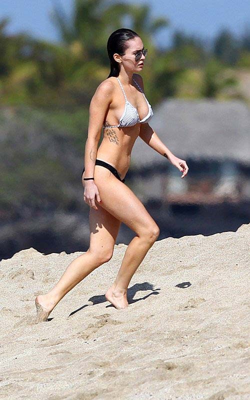 Megan Fox entblößt verdammt sexy Körper und riesige Brüste im Bikini
 #75273226