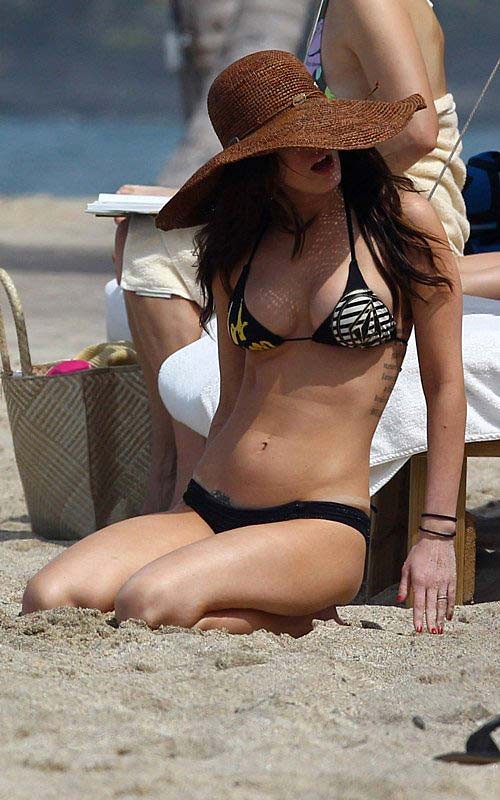 Megan fox exponiendo su cuerpo sexy y sus enormes tetas en bikini
 #75273232