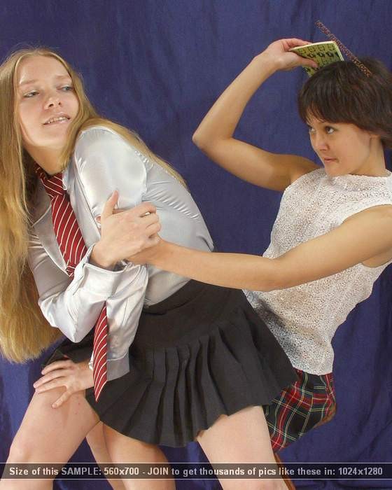 アジア系女子高生がブロンドの同級生を殴る
 #71047190