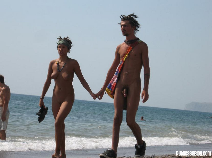 Gfs desnudos están posando y jugando al aire libre
 #67528632