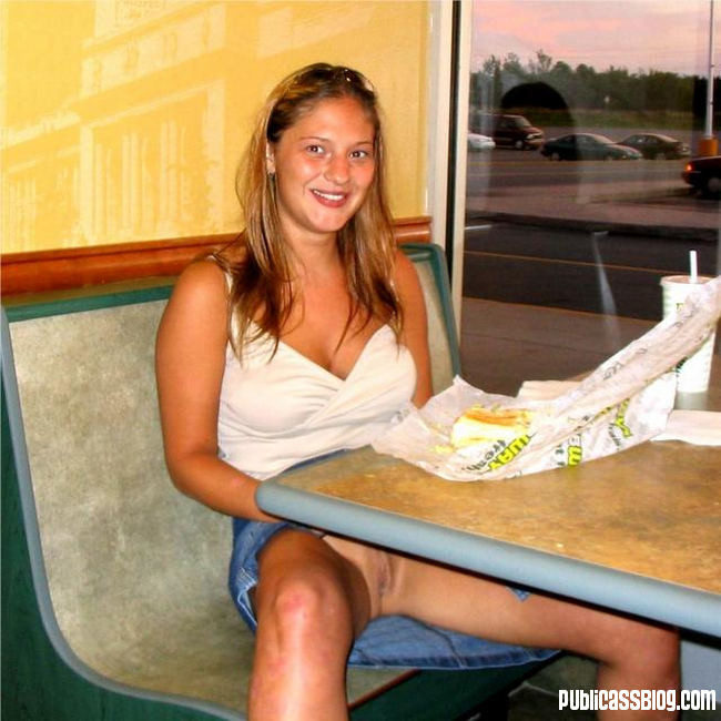 Gfs desnudos están posando y jugando al aire libre
 #67528690