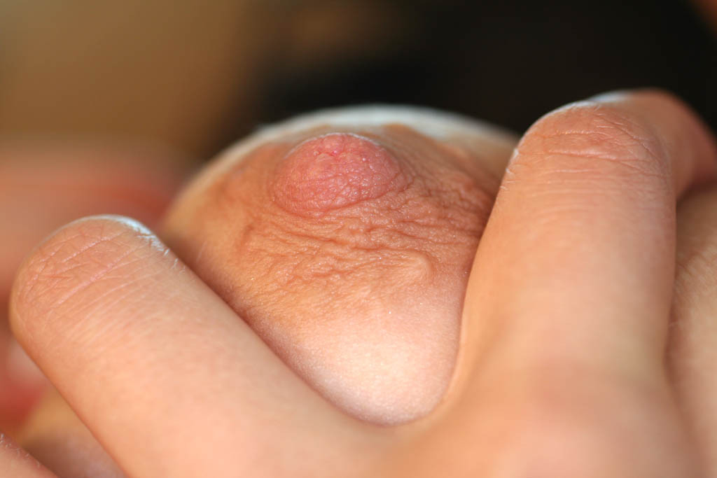 Primer plano de una joven jugando con sus pezones y su clítoris.
 #67858091