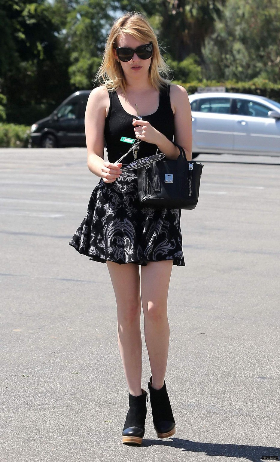 Emma Roberts leggy sieht bis zum BH durch, während sie zum Frühstück bei Oaks Gourmet i
 #75253797