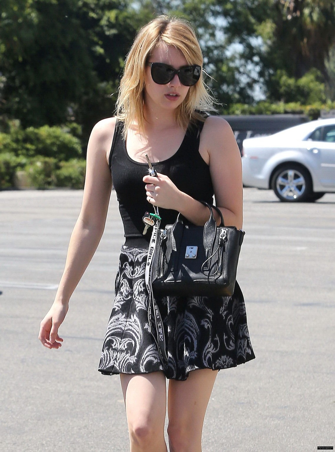 Emma Roberts leggy sieht bis zum BH durch, während sie zum Frühstück bei Oaks Gourmet i
 #75253804