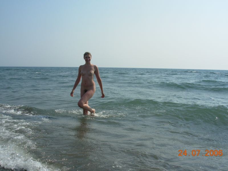La spiaggia nudista tira fuori il meglio da due giovani sexy
 #72248453