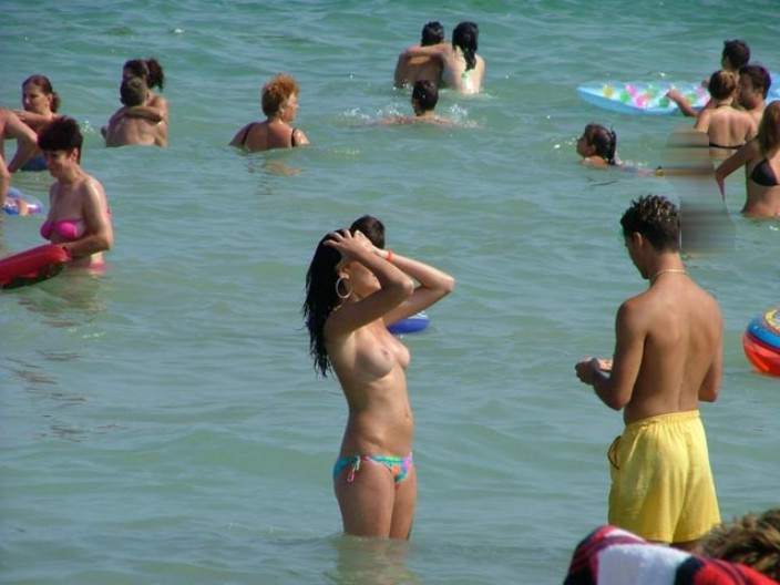 La spiaggia nudista tira fuori il meglio da due giovani sexy
 #72248465