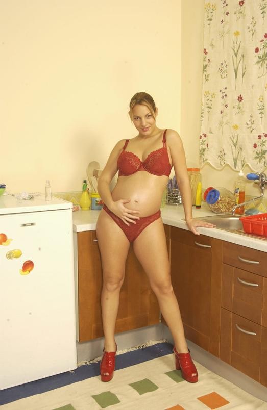 Milf enceinte en lingerie rouge se branlant avec un gode
 #74064672