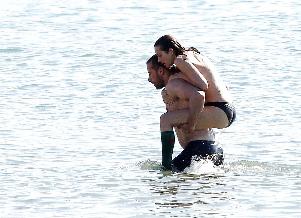 Marion Cotillard zeigt ihre schönen großen Titten am Strand mit Freund Paparazzi Bild
 #75285691