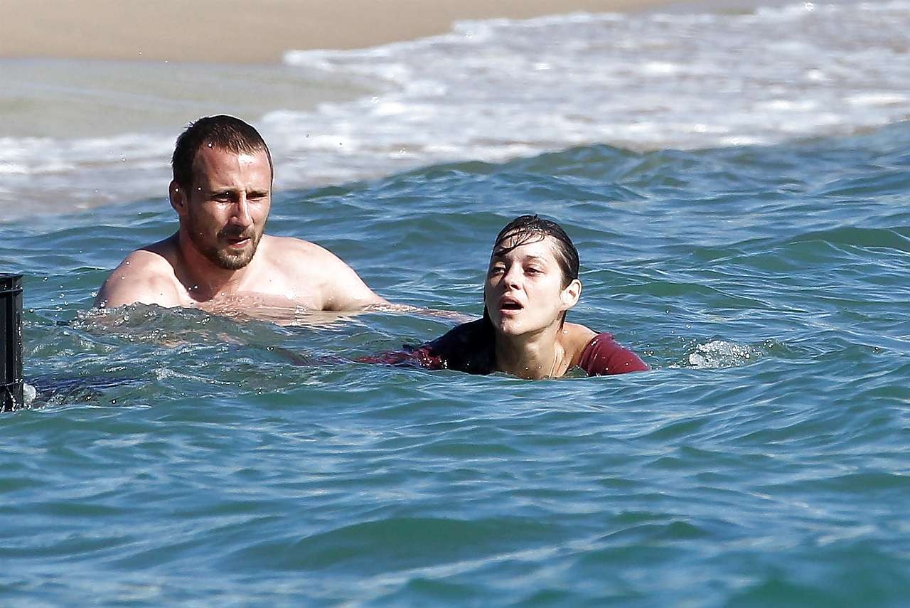 Marion Cotillard zeigt ihre schönen großen Titten am Strand mit Freund Paparazzi Bild
 #75285776