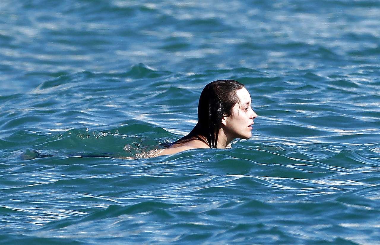 Marion Cotillard zeigt ihre schönen großen Titten am Strand mit Freund Paparazzi Bild
 #75285793