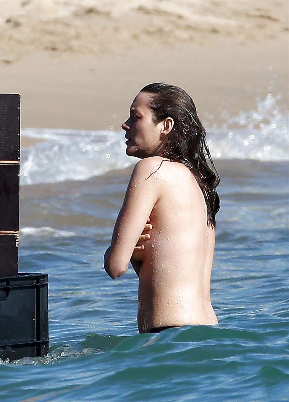 Marion Cotillard zeigt ihre schönen großen Titten am Strand mit Freund Paparazzi Bild
 #75285803