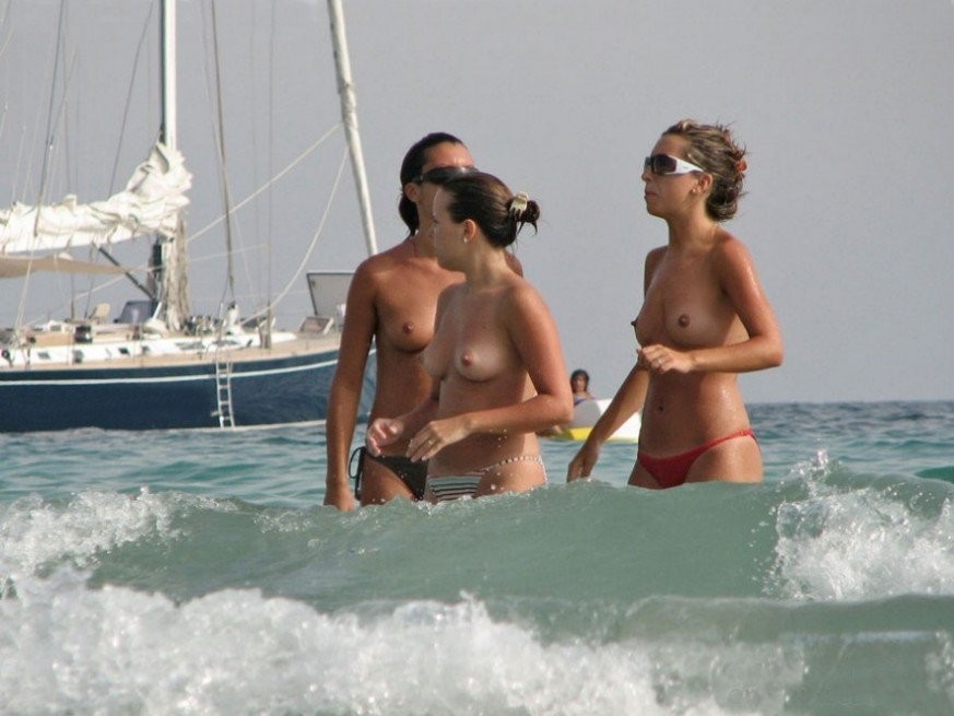 Sexy ragazze giovani nude che giocano sotto il sole caldo
 #72256184