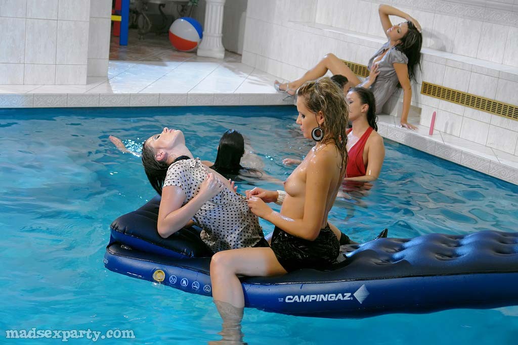 Fête lesbienne dans la piscine avec des belles filles qui baisent
 #76206210