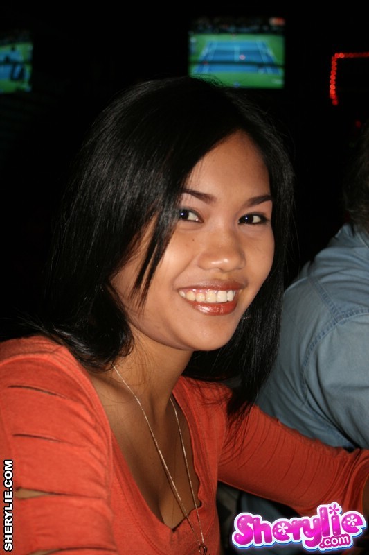Sherylie asiatica che fa pose sexy in bar club
 #78912909