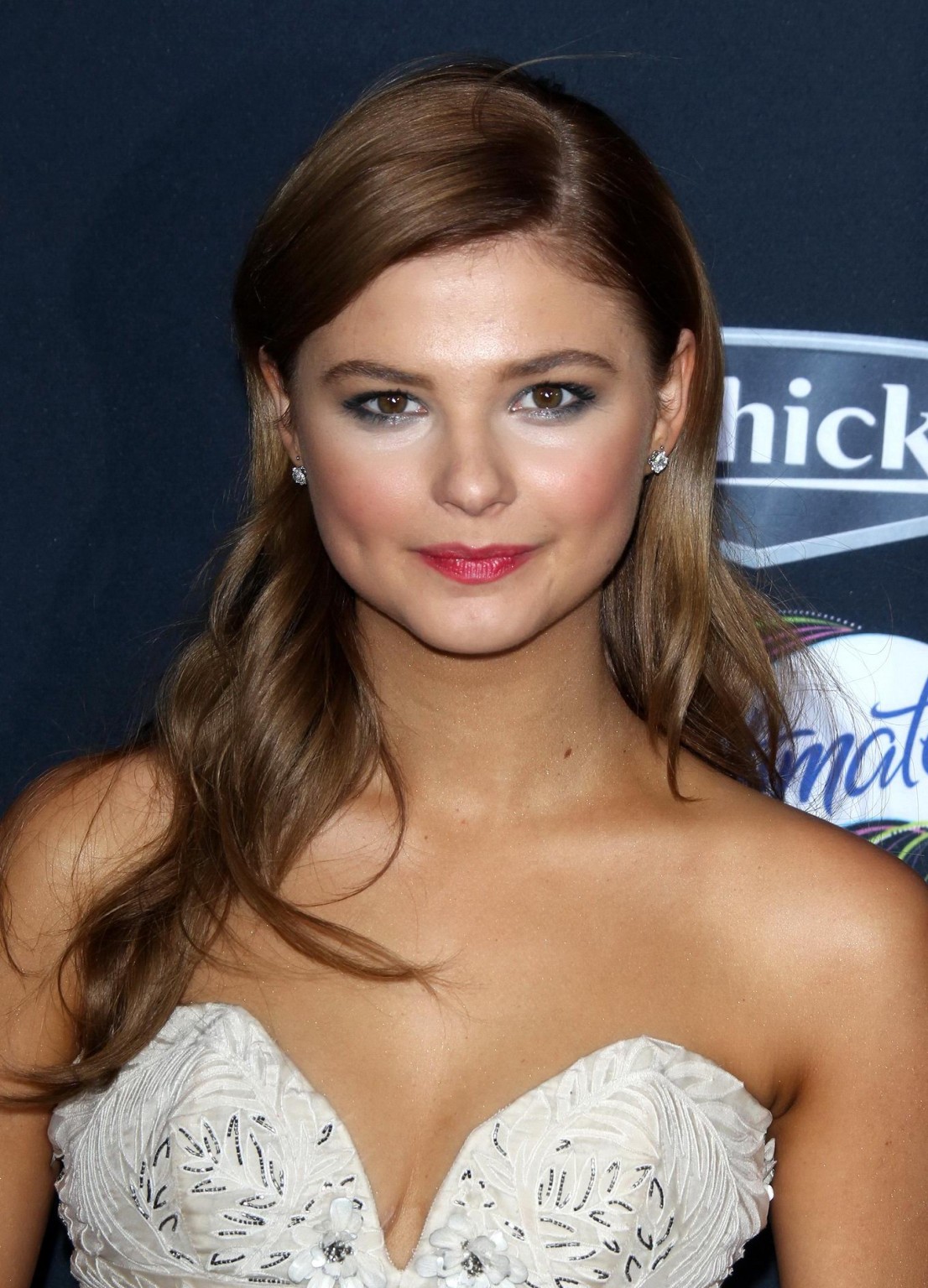 Stefanie scott zeigt ein riesiges Dekolleté in einem trägerlosen Kleid beim Pitch Perfectc
 #75164338