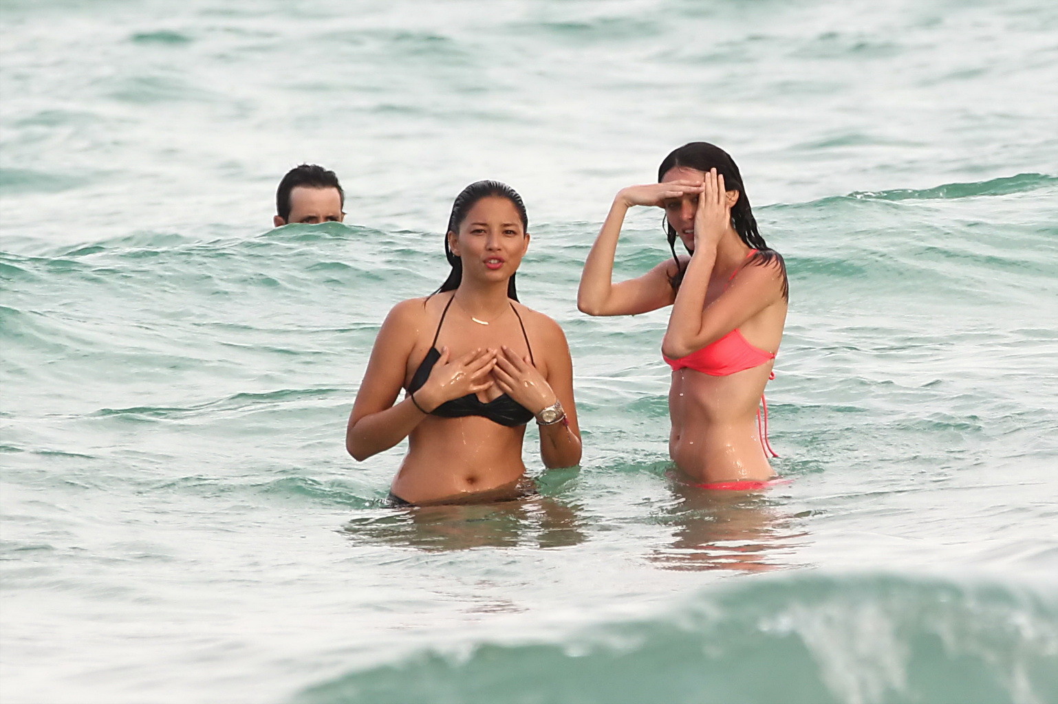 Jessica gomes busty che indossa un bikini nero con nicole trunfio in spiaggia a mia
 #75256367