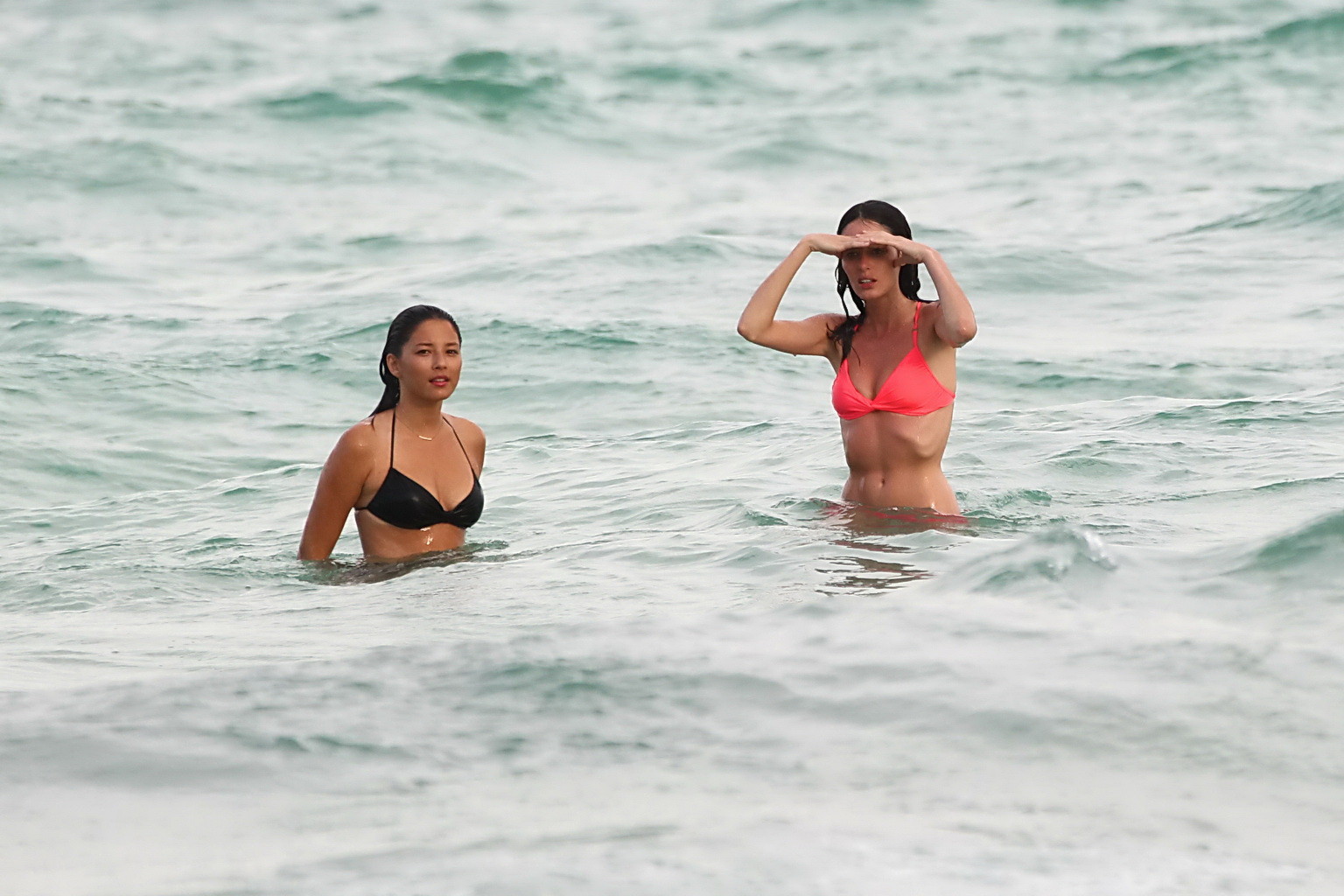 Jessica gomes en bikini noir avec nicole trunfio à la plage de Mia.
 #75256383