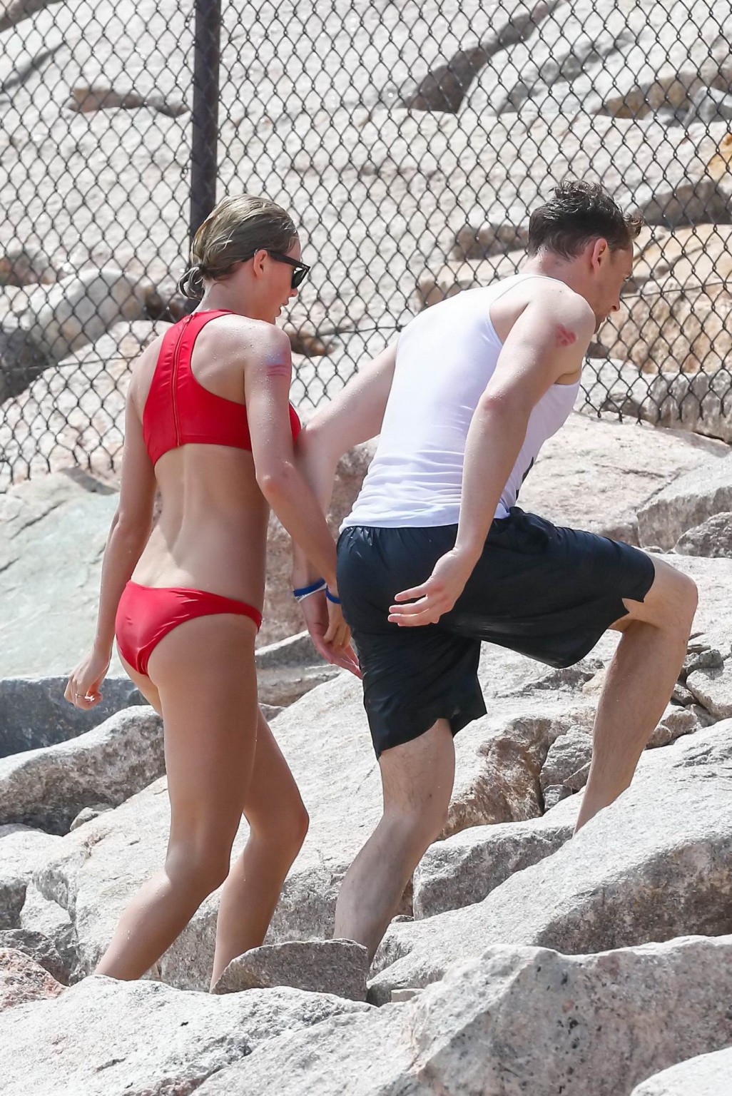 Taylor swift et blake lively montrant des fesses sexy en bikini
 #75140369