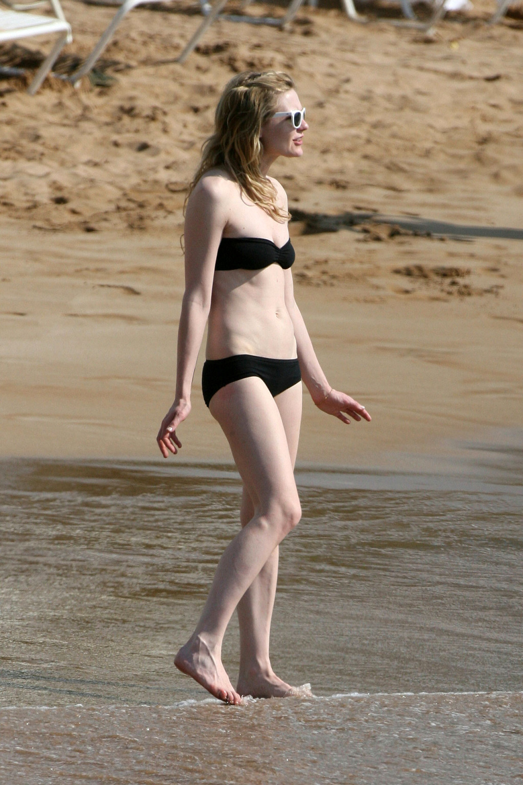 Kirsten dunst esponendo cazzo sexy corpo e culo caldo in bikini sulla spiaggia
 #75323035