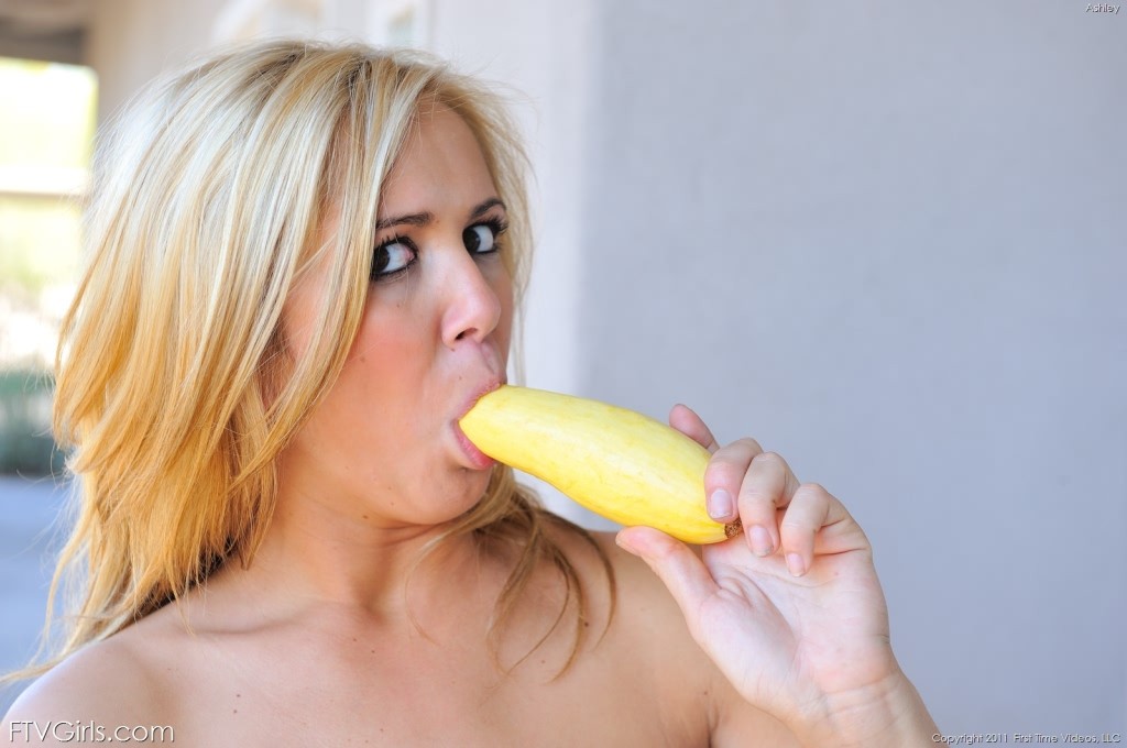 野菜で彼女のプッシーをおもちゃに丸いお尻とSizzlingブロンド
 #78386878