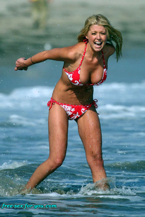 Tara Reid tits slip and bikini posing on beach #75431562