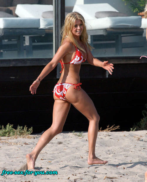 Tara Reid tits slip and bikini posing on beach #75431568