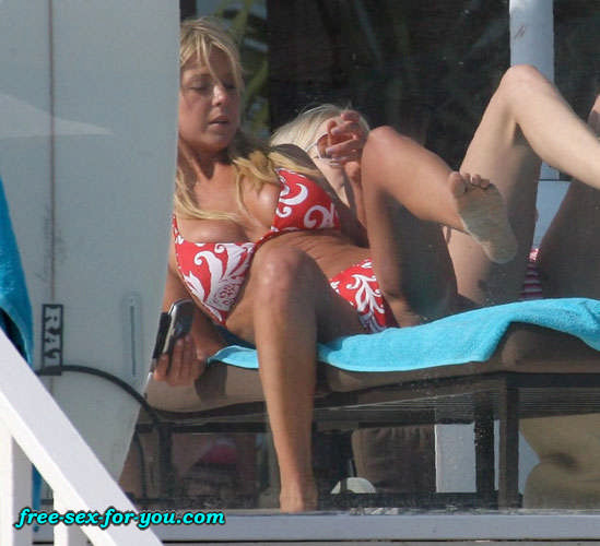 Tara reid tetas slip y bikini posando en la playa
 #75431570