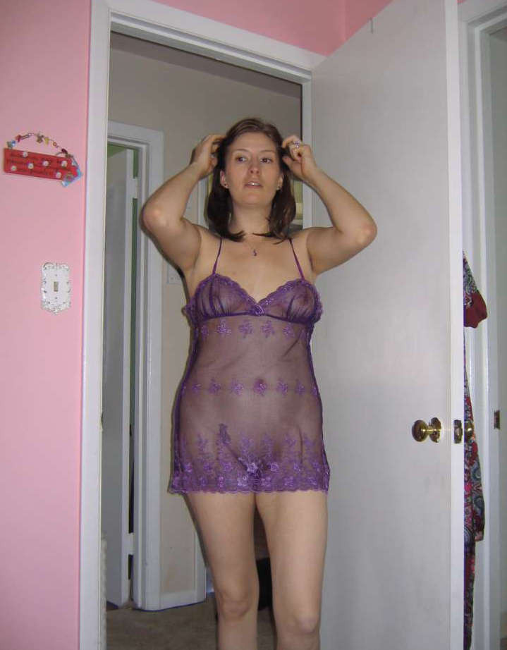 Fotos de una milf sensual en su lencería púrpura
 #75459939
