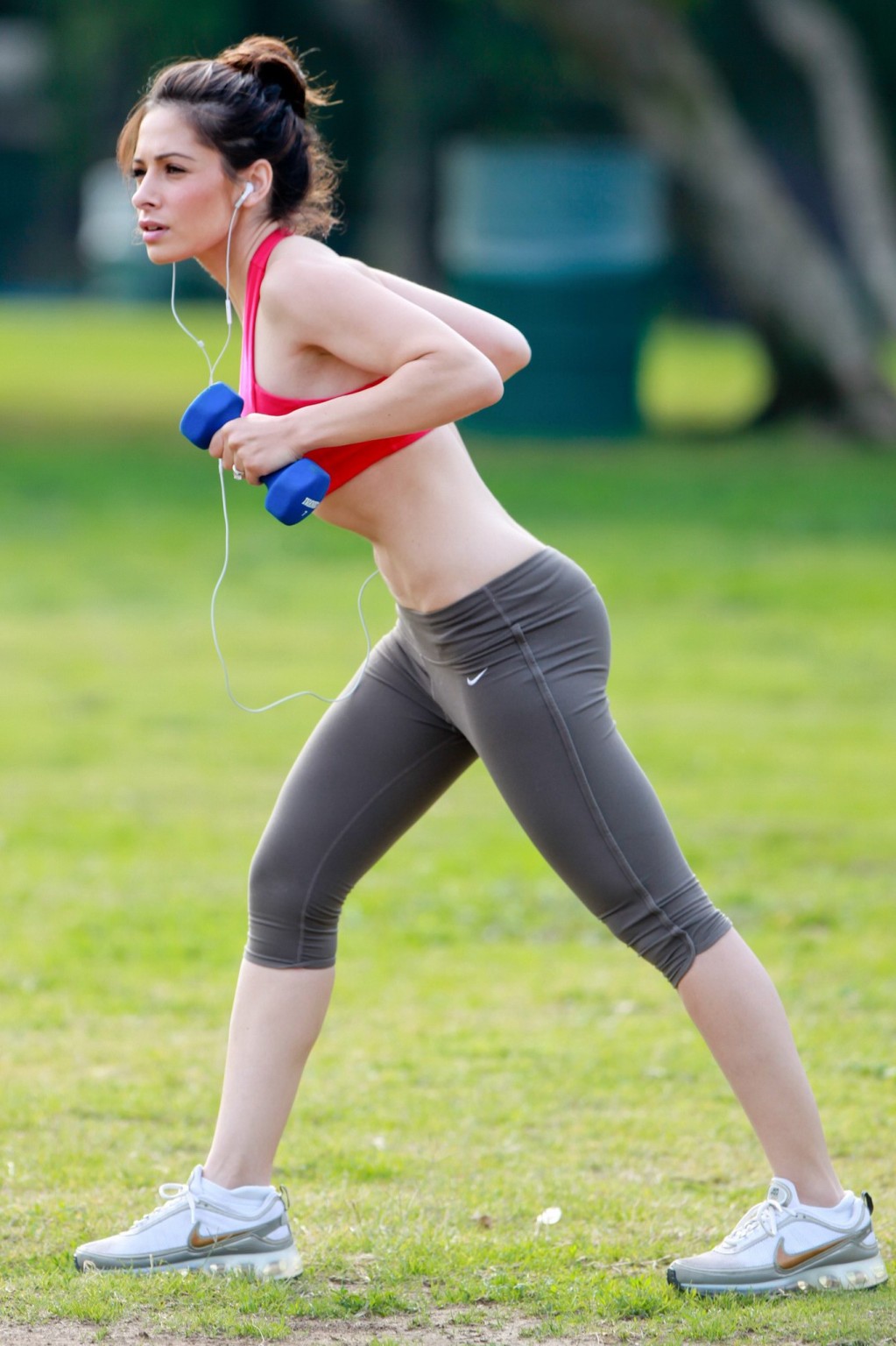 Sarah Shahi beim Workout in einem Park in Beverly Hills
 #75321319