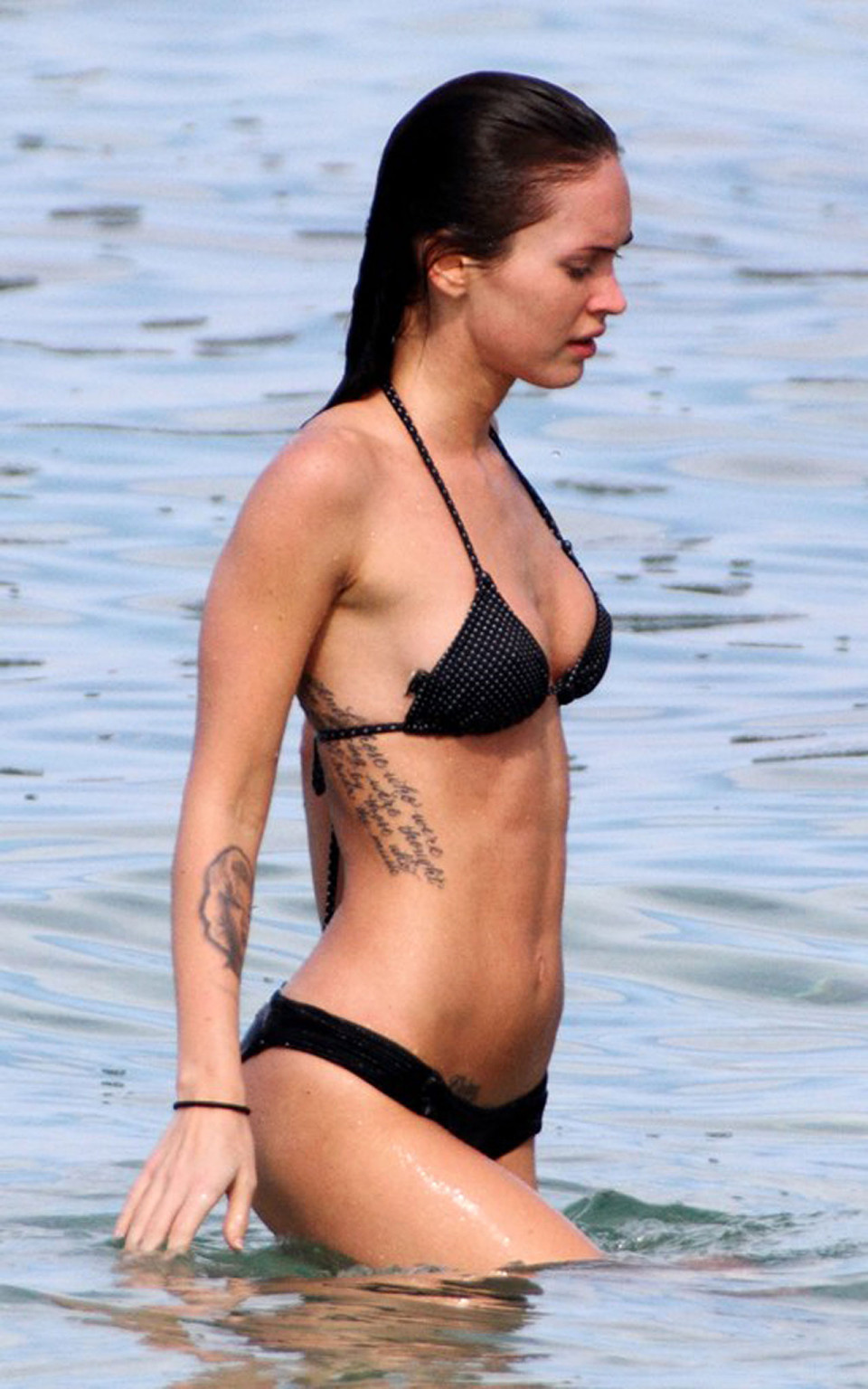 Megan fox mostrando su cuerpo sexy y su culo caliente en bikini negro en la playa
 #75323240