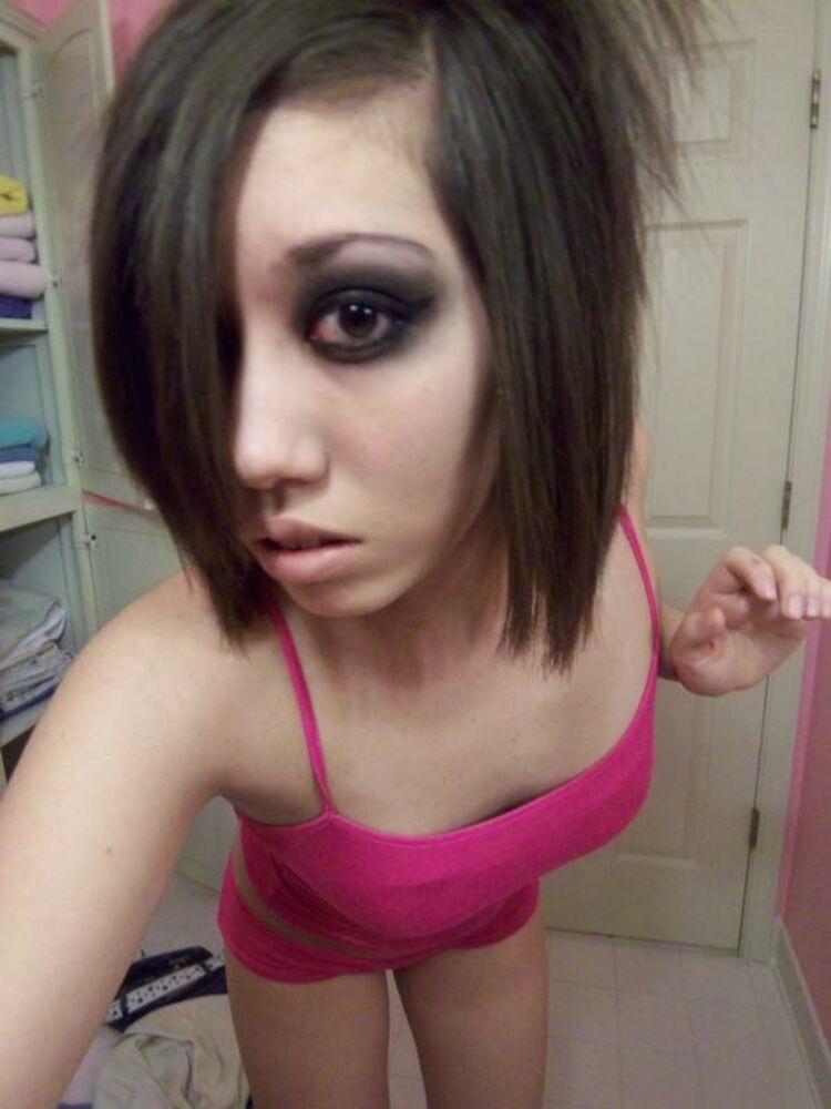 Emo novias jóvenes posando y autofoto fotos 3
 #76406411