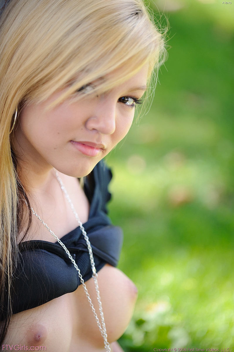 Una colegiala menuda metiendo los dedos en su apretado coño adolescente
 #79031597