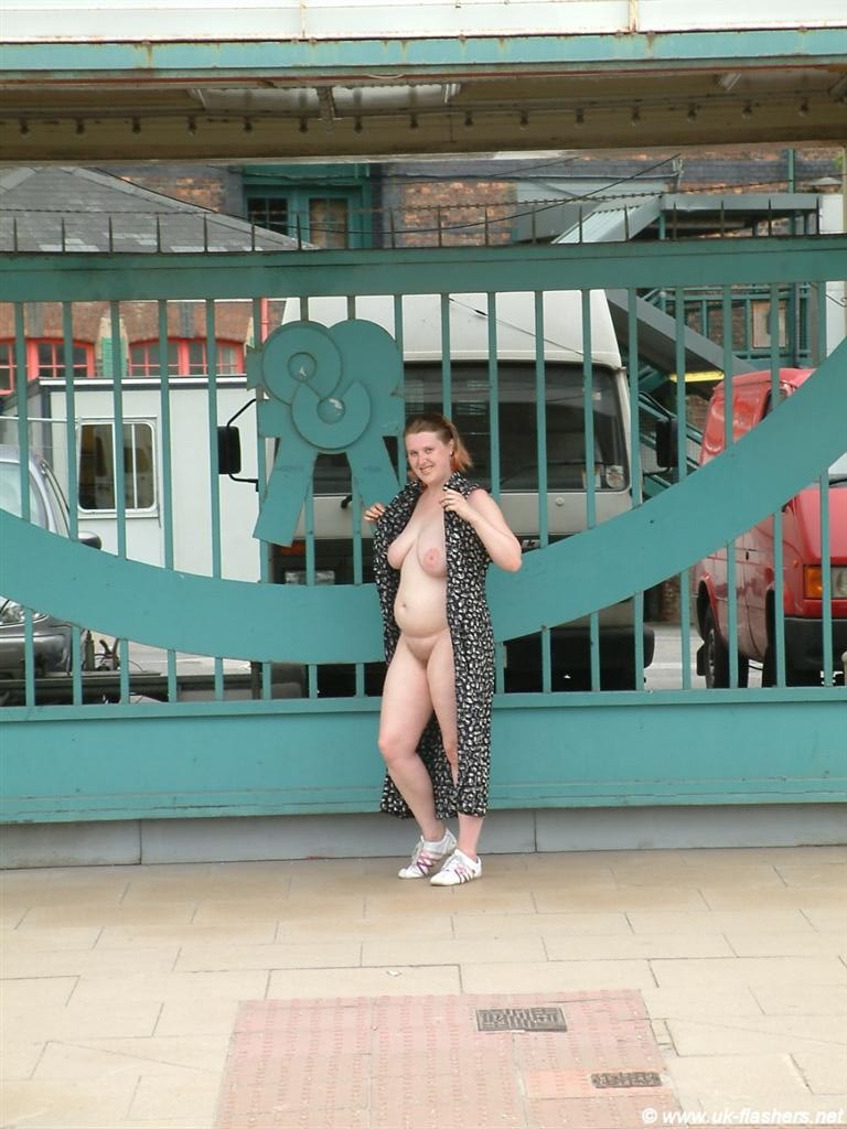 Kayte nue en public et au Royaume-Uni bbw amateur exhibant seins et chatte en ville avec re
 #73031790