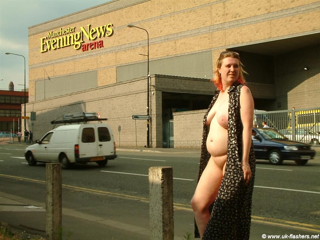 Kayte nue en public et au Royaume-Uni bbw amateur exhibant seins et chatte en ville avec re
 #73031842