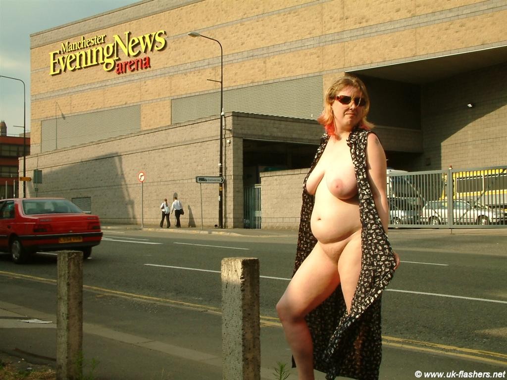Kayte nue en public et au Royaume-Uni bbw amateur exhibant seins et chatte en ville avec re
 #73031866