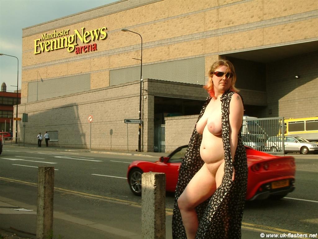 Kayte nue en public et au Royaume-Uni bbw amateur exhibant seins et chatte en ville avec re
 #73031876
