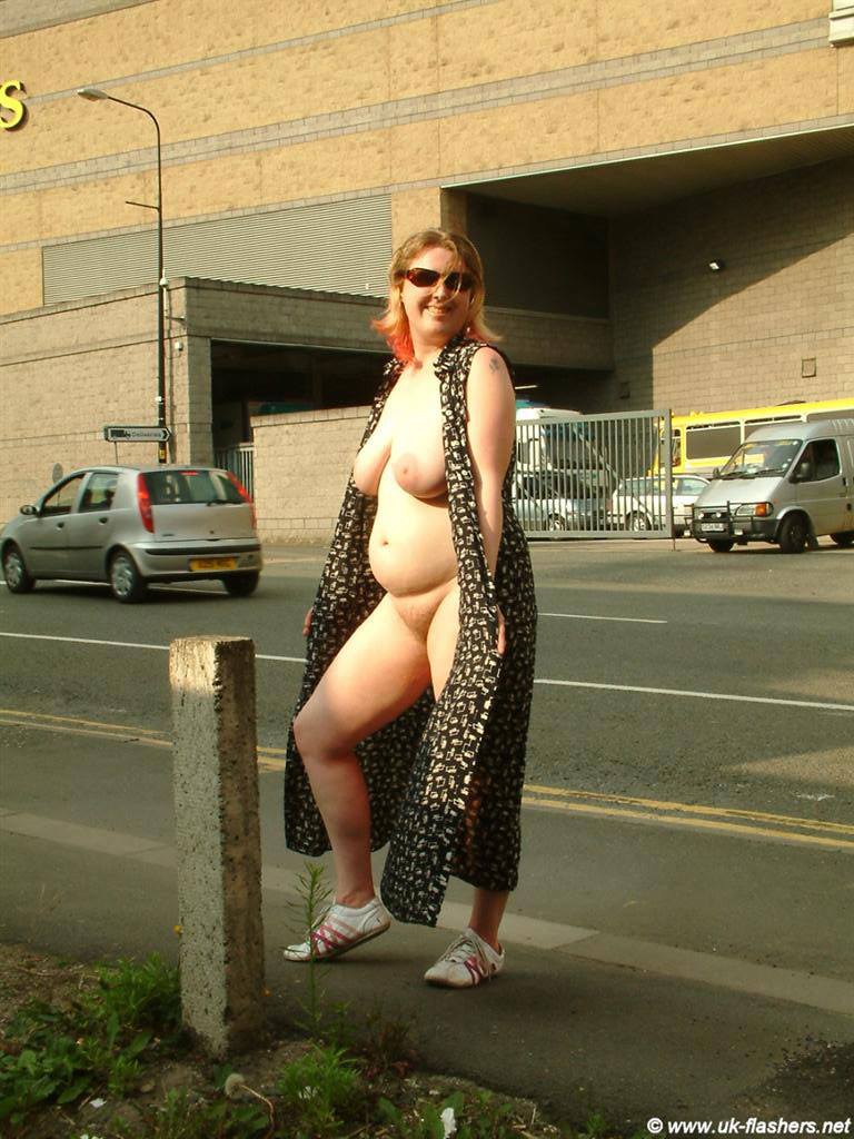 Kayte nue en public et au Royaume-Uni bbw amateur exhibant seins et chatte en ville avec re
 #73031881