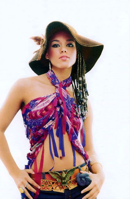 Sexy Alicia Keys weiß, wie man mit knappem BH neckt
 #75409468
