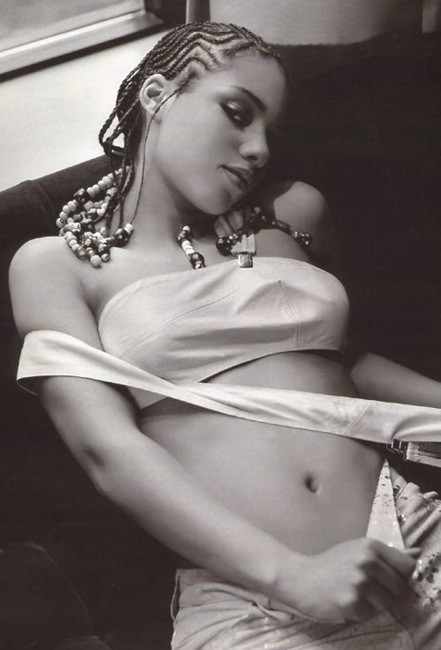 Sexy Alicia Keys weiß, wie man mit knappem BH neckt
 #75409475