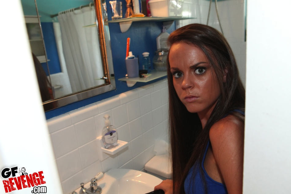 Une copine jeune amateur avec un superbe cul percé dans une salle de bain
 #70220866