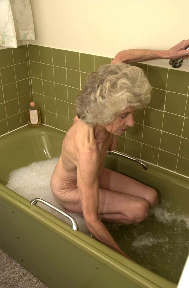 Extremely old granny playing with her wrinkly cunt in the tub #71652063
